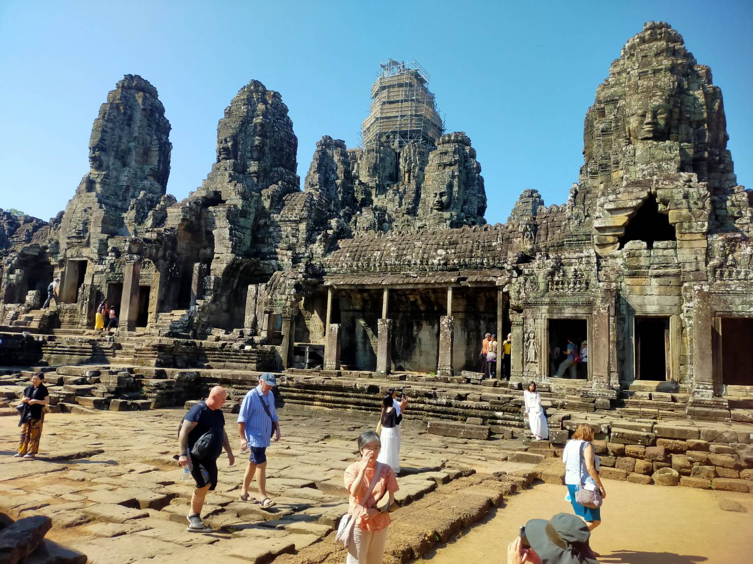 アンコールワットとアンコールトムご案内し来ました。