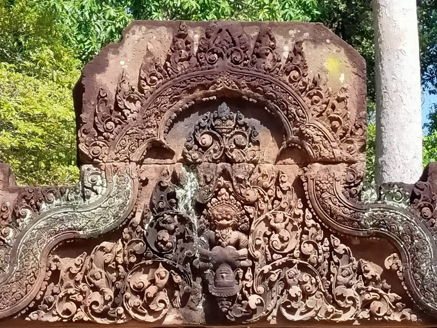 東洋のモナ・リザと呼ばれるバンテアイスレイ遺跡をおすすめです。